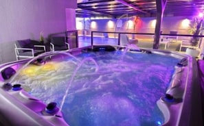 Indoor spa tub