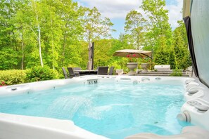 Relax in the outdoor jacuzzi