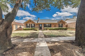 Single family home nestled in a cul-de-sac in a safe Frisco neighborhood