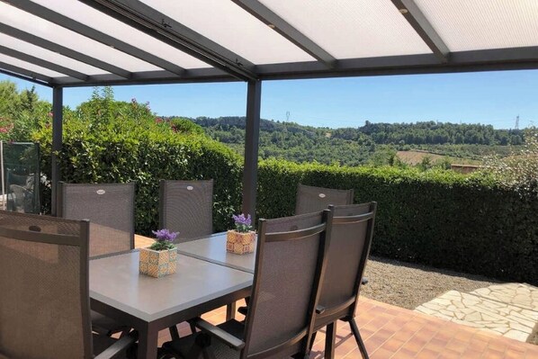 Outdoor dining