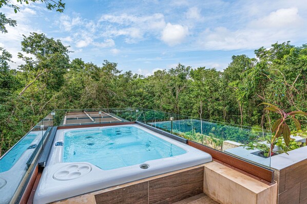 Outdoor spa tub