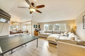 Living Room | Free WiFi | Smart TV | Board Games | Single-Story Cabin