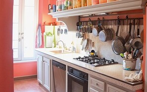 The bright and cheerful kitchen is well equipped.