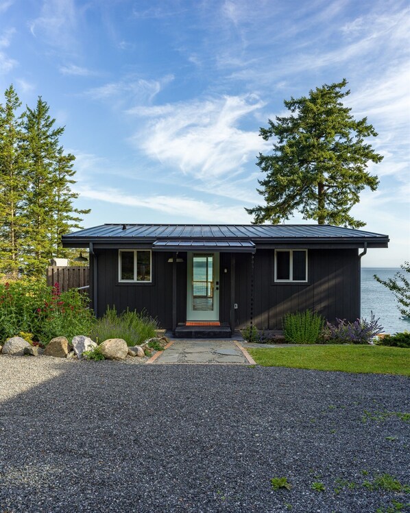 Views greet you upon arrival, from the front door all the way through to the water. Blinds on the door can be closed for privacy when desired.
