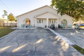 Welcome to your beach getaway! Enjoy plenty of parking and charming outdoor seating. Bikes are unavailable at this time. 
