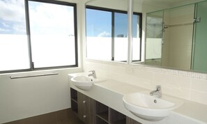 Full Bathroom 2