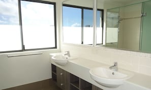 Full Bathroom 2