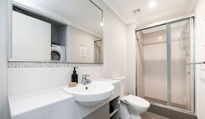 Full Bathroom 1