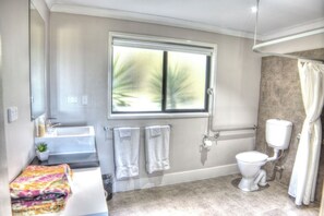 Villa-bathroom1 (1)