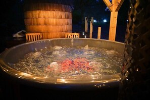 Wood Fired Hot Tubs available to add onto your booking £30 per night 