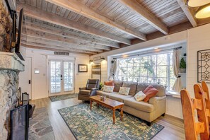 Living Room | 1st Floor | Smart TV | Central Heating