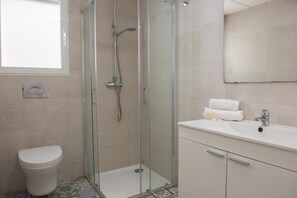 Badezimmer mit Dusche