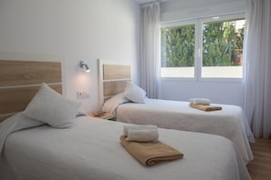 Bedroom with two single beds