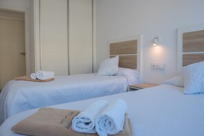 Chambre avec deux lits simples