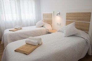 Schlafzimmer mit zwei Einzelbetten