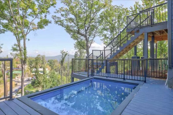 This pool is the perfect blend of relaxation and fun. Whether you are looking to unwind with a pool-side drink, take a leisurely dip, or have fun with family and friends, this pool provides the perfect setting with a gorgeous view.