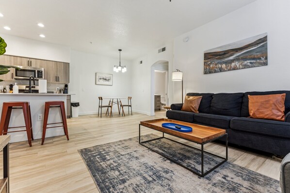 CozySuites Glendale by the stadium with pool! 23