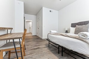 Bedroom 1 - Queen Bed