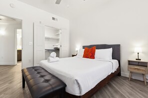 Bedroom 1 - Queen bed