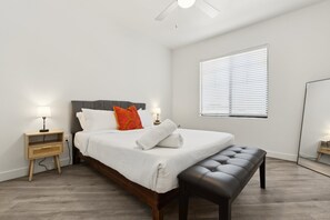 Bedroom 1 - Queen bed