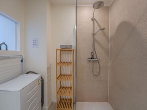 Wand, Flooring, Fussboden, Interior Design, Armatur, Badezimmer, Decke, Zimmer, Installation, Duschkopf