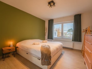 Interior Design, Bed, Furniture, Flooring, Bedroom, Floor, Wall, Bed Sheet, Wood, Ceiling