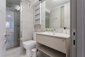 Experience a serene retreat in this modern bathroom, featuring sleek fixtures and a calming design for your ultimate relaxation.