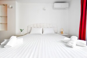 Sleep in Style! Enjoy a spacious room with a comfy king-size bed and artistic vibes. Book now for a restful stay!
