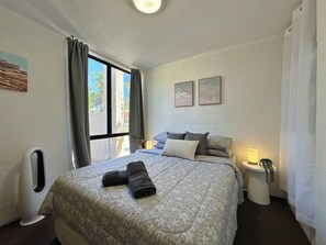 Main Bedroom - 1 Queen Bed