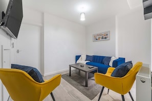 Whether you're unwinding or catching up on work, this intimate space is perfect for your needs 🛋️📱🌿