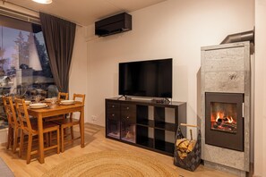 TV & Fireplace