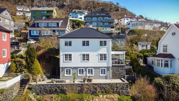 Welcome to the historic Villa Bellevue. This prestigious house offers luxurious amenities and everything you need for a comfortable stay and unforgettable memories in Bergen! Welcome!
