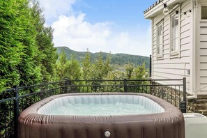 After a day exploring Bergen, retreat to our hot tub – the perfect solace for those chilly, rainy evenings. Make every moment of your stay memorable.