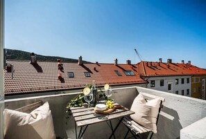På balkongen kan du nyte morgenkaffen i ro eller forsvinne inn i en god bok.
