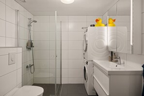 Varmekabler i gulv, varmtvann, vaskemaskin og tørketrommel sørger alle for at at du er både varm og har rene klær gjennom hele ditt opphold.