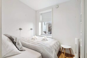 Perfect place to relax after traveling and exploring the city!

Fan included on the bed room.