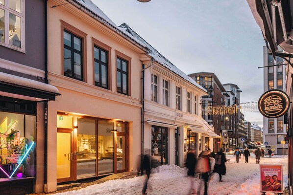 Live in the heart of Strandgaten in Bergen – with shopping, restaurants, and everything you need right outside your door!