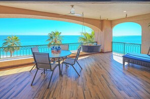 🍹 Dining with a View
