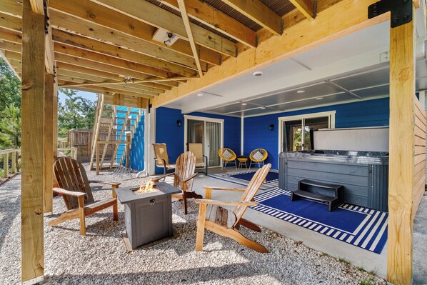 Lake vibes & lake time! Hot tub, cozy accommodations, bike racks, & firepit!