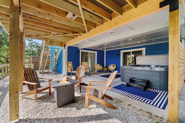 Lake vibes & lake time! Hot tub, cozy accommodations, bike racks, & firepit!
