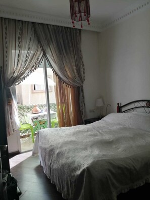 Chambre parentale avec balcon, douche , wc et lavabo.