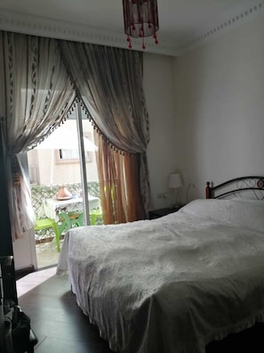 Chambre parentale avec balcon, douche , wc et lavabo.
