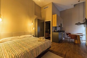 ROOM (2)
