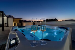 Outdoor spa tub