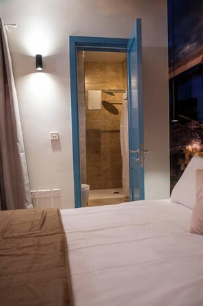 Bedroom/Bathroom
