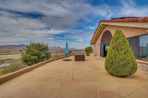 Rear Patio | Mountain Views | 22 Mi to Patagonia Lake