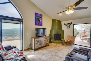 Living Room | Smart TV | Free WiFi | Wood-Burning Fireplace | Board Games