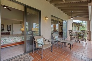 two slliding doors out to the lanai