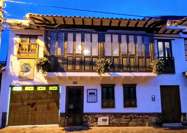 Vista frontal de la propiedad