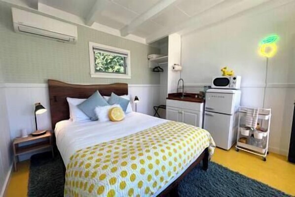 Studio with Queen Bed, Kitchenette, Heating/AC, Closet